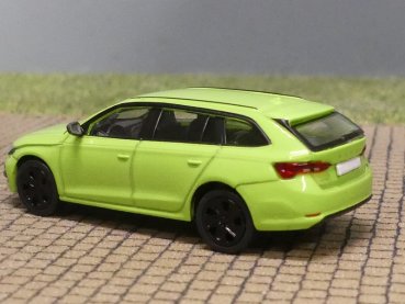Preview: 1/87 PCX Skoda Octavia Kombi hellgrün-metallic, 870597