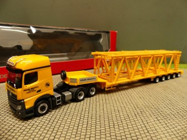 1/87 Herpa MB Arocs L 6x4 Semitieflade-Sattelzug mit Gittermastteilen Franz Bracht 311076