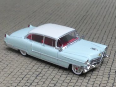 1/87 Brekina Cadillac Fleetwood hellblau, Dach weiß 1955, 18355
