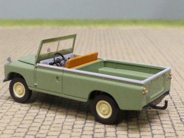 1/87 Brekina Land Rover 109 grün 13751