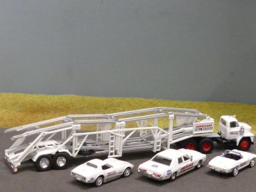 1/87 Brekina Dodge Hurricane Helldrivers, Autotransporter mit 3 PKW, 90500