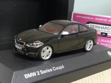 1/43 Paragon BMW 2 Coupe schwarz Inneneinrichtung rot