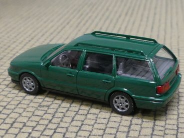 1/87 Wiking VW Passat Variant B4 dunkelgrün 043