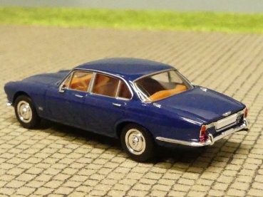 1/87 Brekina Jaguar XJ 6 blau 13654