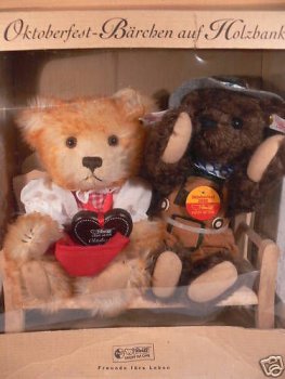 STK 4 Steiff 2 Oktoberfestbärchen auf Holzbank Deutschlandbären 2010