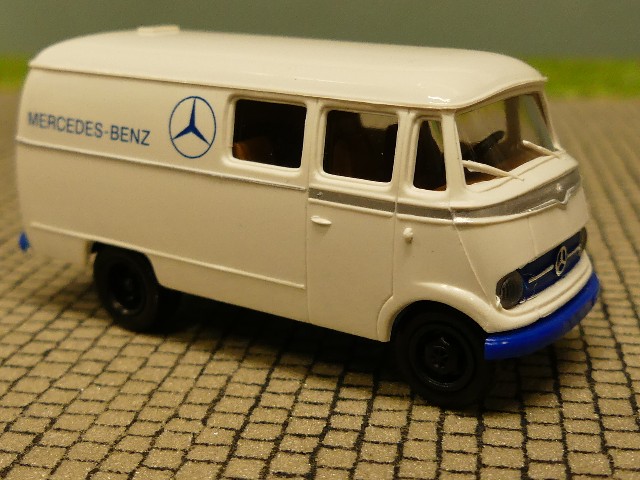 thumbnail image 2 of Brekina 1:87 Mercedes Benz L 307 Doka Flatbed Tarpaulin Truck – Bremen T1, 1988 2 of 4