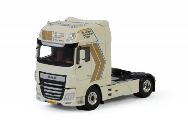 1/50 WSI DAF XF SUPER SPACE CAB MY2017 4X2 04-2095