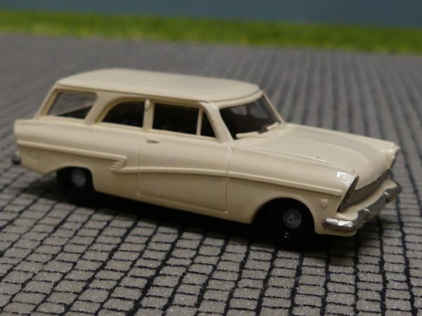 1/87 Brekina Ford Taunus 17m Kombi hellbeige