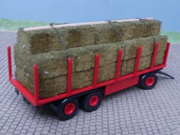 1/87 Brekina 3achs Rungenanhänger Circus Krone mit Heuballen