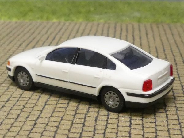 1/87 AWM VW Passat Limousine weiss