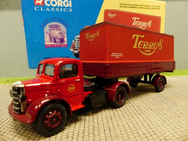 1/50 Corgi Bedford Artic Terrys York 18402