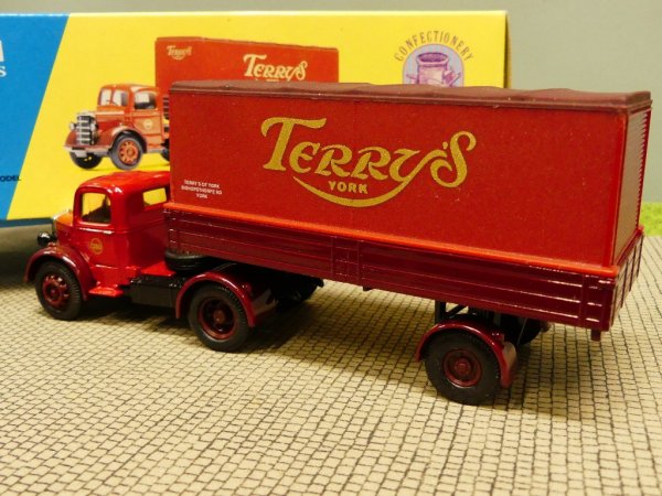 1/50 Corgi Bedford Artic Terrys York 18402