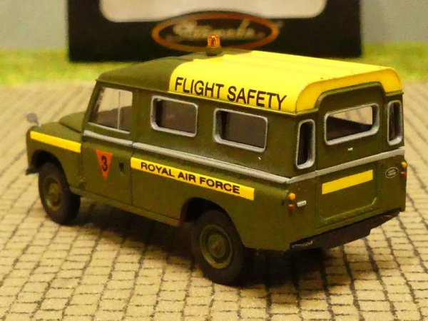 1/87 Brekina Land Rover 109 geschlossen RAF Flight Service GB 13766