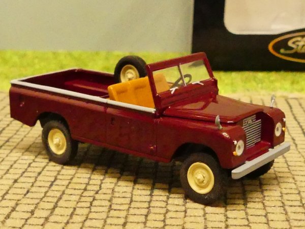 1/87 Brekina Land Rover 109 weinrot 13752