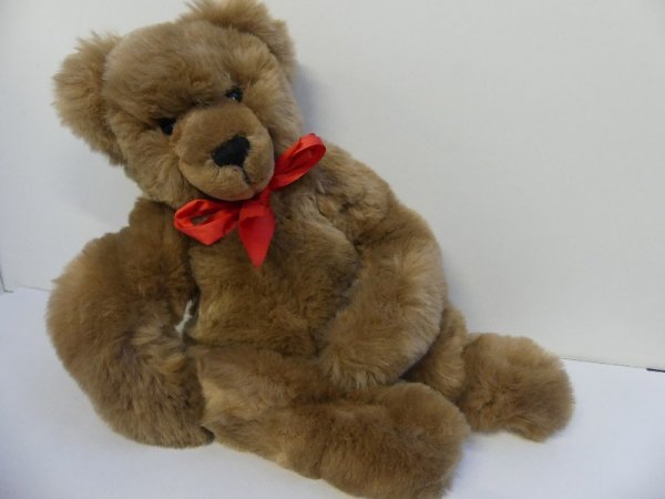 PS02 PS Bär mit roter Schleife braun ca. 35 cm Brummstimme Wattefüllung weich