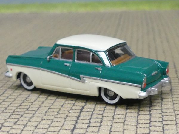 1/87 Brekina Ford Taunus 17m Limousine grün/hellelfenbein 19053