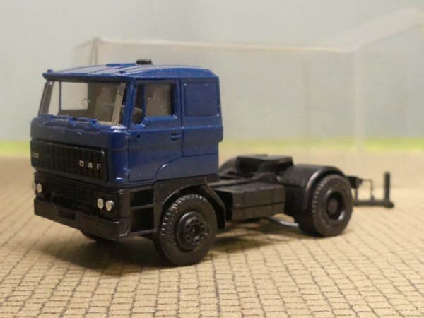 1/87 Herpa DAF 3300 3achs Zugmaschine dunkelblau
