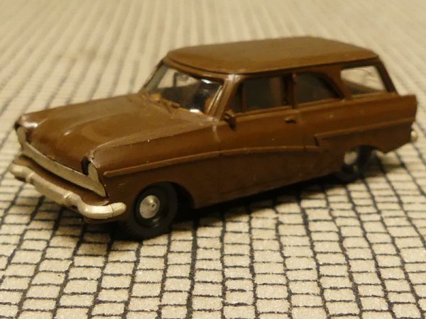 1/87 Brekina Ford Taunus 17m Kombi braun