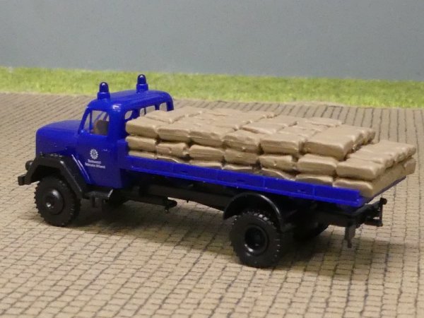 1/87 Brekina Magirus 125 THW Flachpritsche mit Sandsäcken