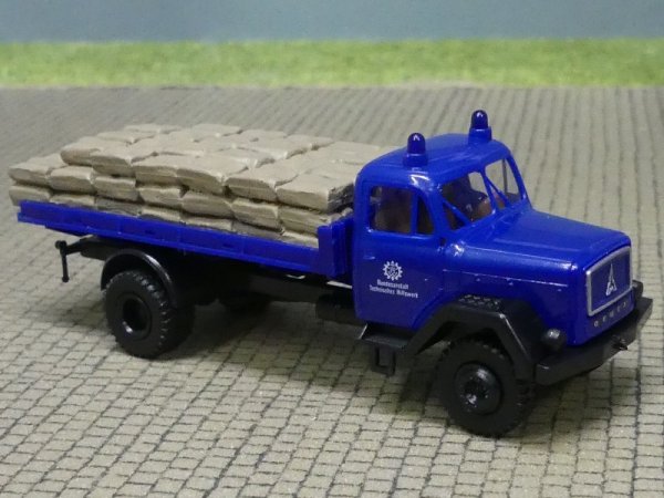 1/87 Brekina Magirus 125 THW Flachpritsche mit Sandsäcken