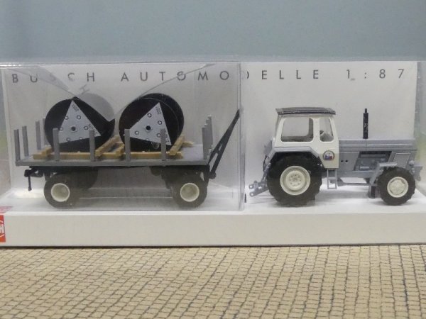 1/87 Busch Traktor Fortschritt ZT 303 mit Anhänger + Kabelrollen 42825