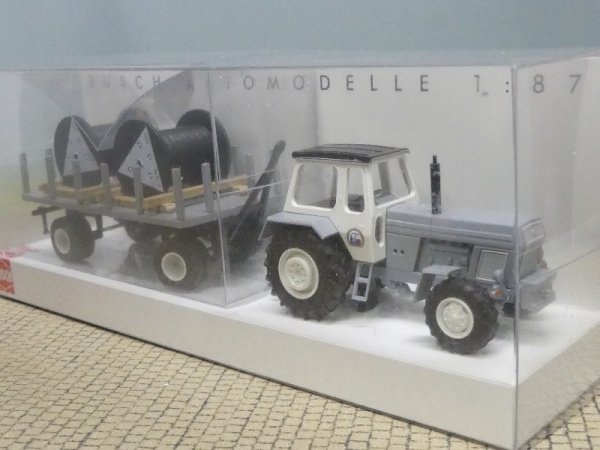 1/87 Busch Traktor Fortschritt ZT 303 mit Anhänger + Kabelrollen 42825