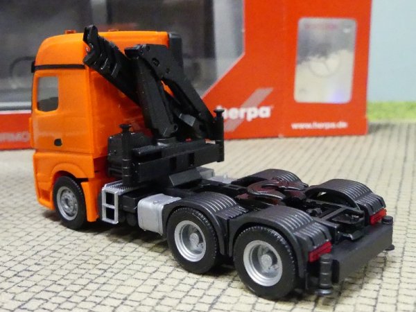 1/87 Herpa MB Arocs ZM mit Ladekran und Heckabstützung orange 313315-002