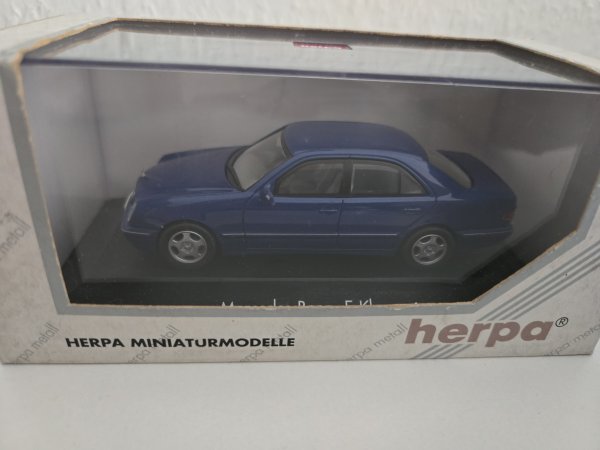 1/43 Herpa MB E-Klasse blau 070577