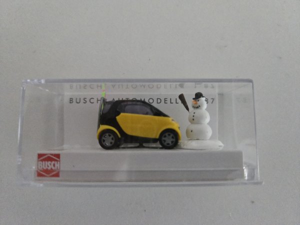 1/87 Busch Smart City Coupe mit Skier und Schneemann 48918