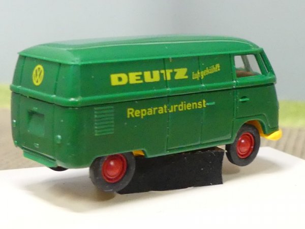 1/87 Brekina # 0821 VW T1 a DEUTZ Traktoren Kasten