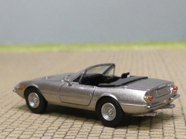 1/87 Brekina Ferrari 365 GTS Daytona Spider silber 22943