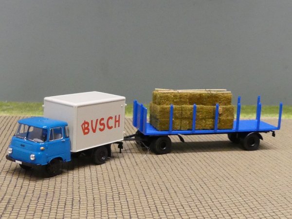 1/87 Brekina Robur 2501 Circus Busch mit Rungenanhänger+Heuballen 30612