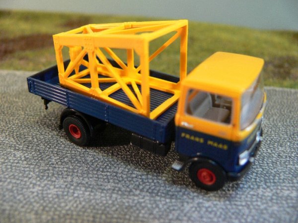 1/87 Brekina MB LP 608 Frans Maas mit Ladegut Kranteile NL 48563