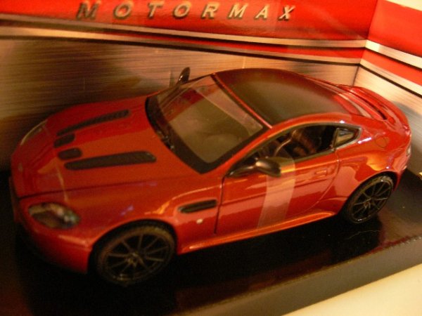 1/24 Motor Max Aston Martin V12 Vantage S rot 79322