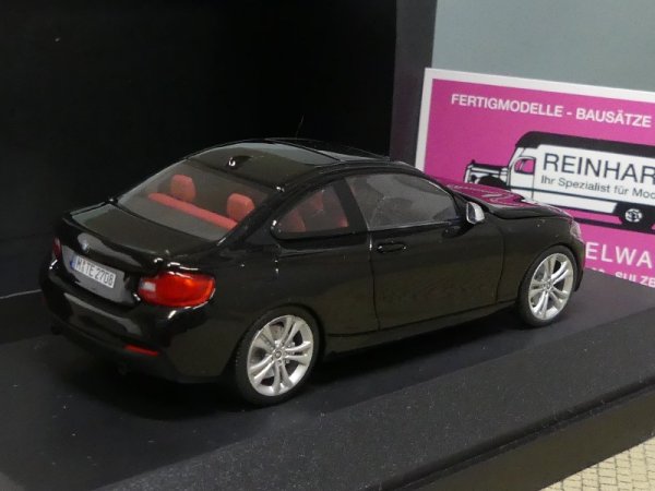 1/43 Paragon BMW 2 Coupe schwarz Inneneinrichtung rot