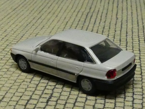 1/87 Rietze Opel Astra Stufenheck graubeige