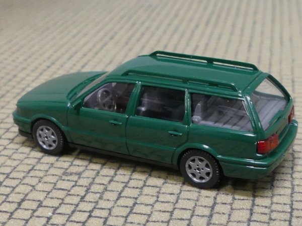 1/87 Wiking VW Passat Variant B4 dunkelgrün 043
