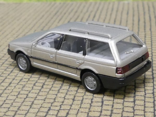 1/87 Wiking VW Passat Variant B3 silbern 042 01