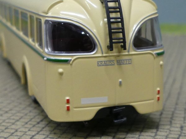 1/87 Brekina Krauss Maffei KMO 160 beige mit Zierstreifen 59303