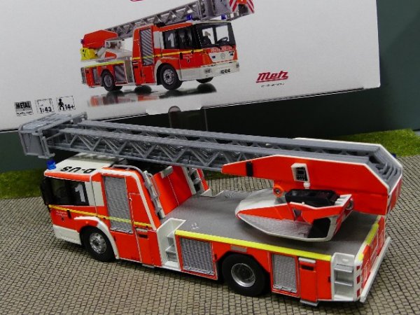 1/43 Wiking MB Econic Drehleiter L32 Metz Feuerwehr Düsseldorf 0431 02 7333