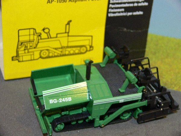 1/50 NZG Caterpillar Cat AP-1050 Asphalt Paver Schwarzdeckenfertiger 388