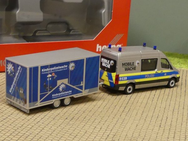 1/87 Herpa MB Sprinter '13 Halbbus mit Anhänger Polizei Bayern / Schwaben Nord 097536