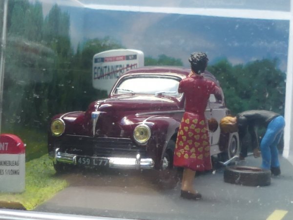 1/43 Altaya Peugeot 203 mit Reifenpanne