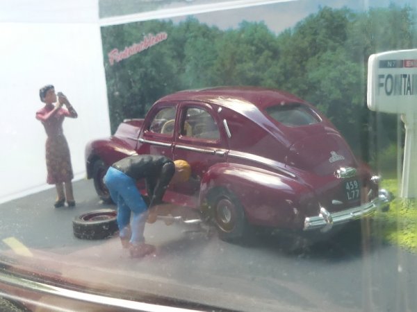 1/43 Altaya Peugeot 203 mit Reifenpanne