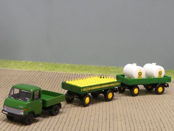 1/87 Brekina Hanomag Enser BP mit 2 Anhängern und Beladung