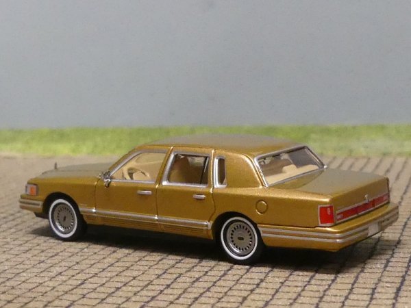 1/87 PCX Lincoln Town Car gold 1991, 870911