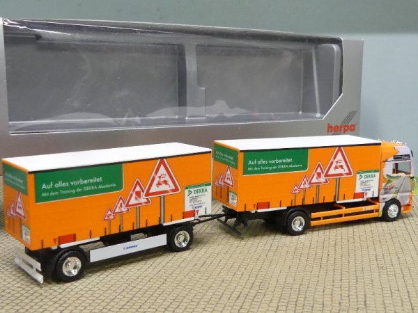 1/87 Herpa MAN TGX XXL DEKRA Fahrertraining Wechsel-Gardienenplanen-Hängerzug 901789