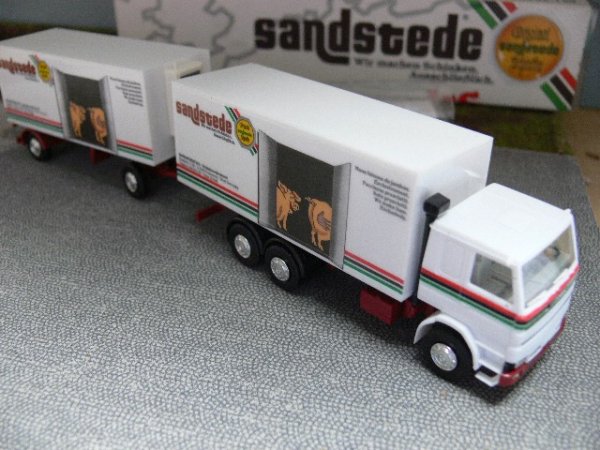 1/87 Herpa Scania 142 M Sandstede Koffer-Hängerzug