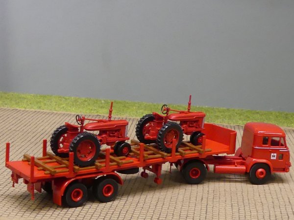 1/87 Brekina Magirus Pluto IHC Harvester Rungen-Sattelzug
