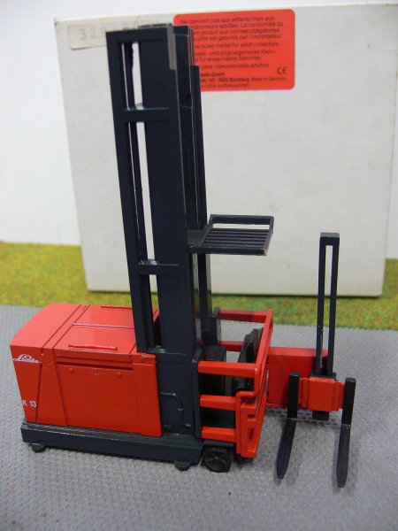 1/35 NZG Linde Gabelstapler K13 328100